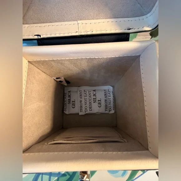 Kate Spade Novelty Retired 3D Sunkiss Striped Tent Cabana Leather bag - Picture 5 of 9